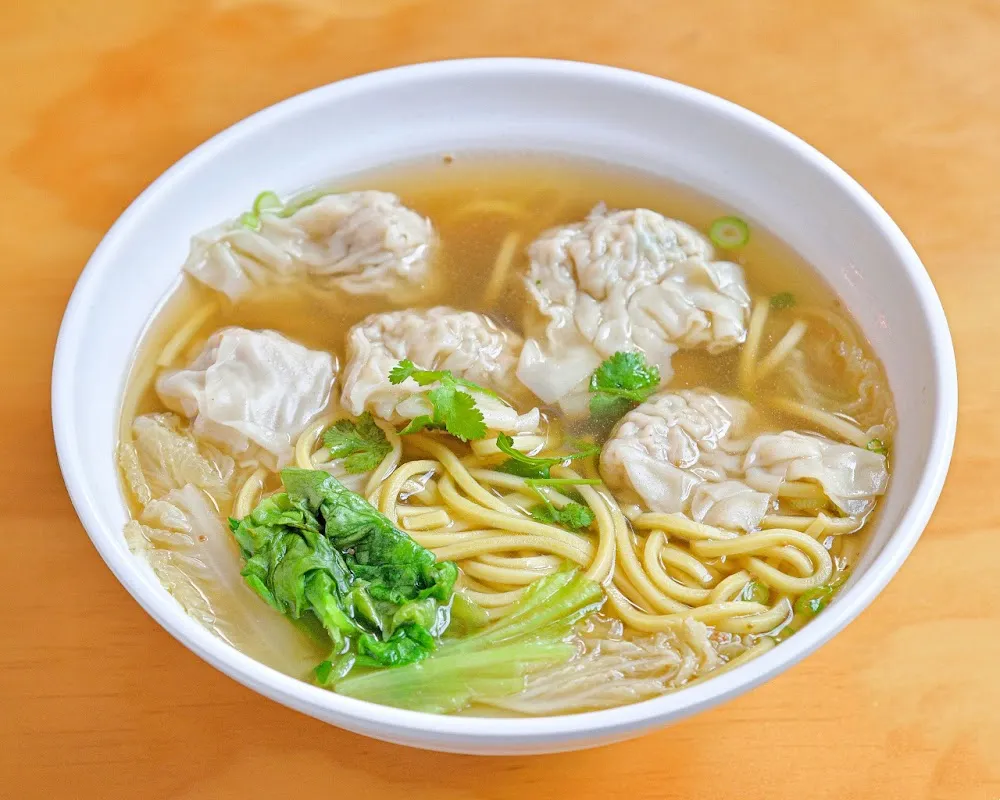 Soupe de Raviolis Poulet Avec Nouilles